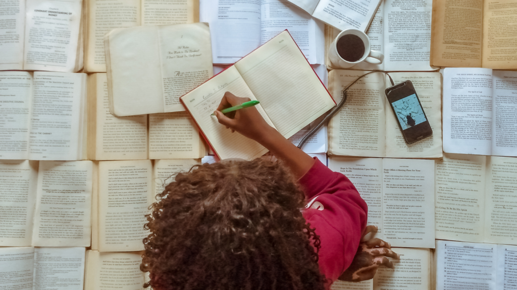 ragazza che studia al Liceo Galilei di Caravaggio